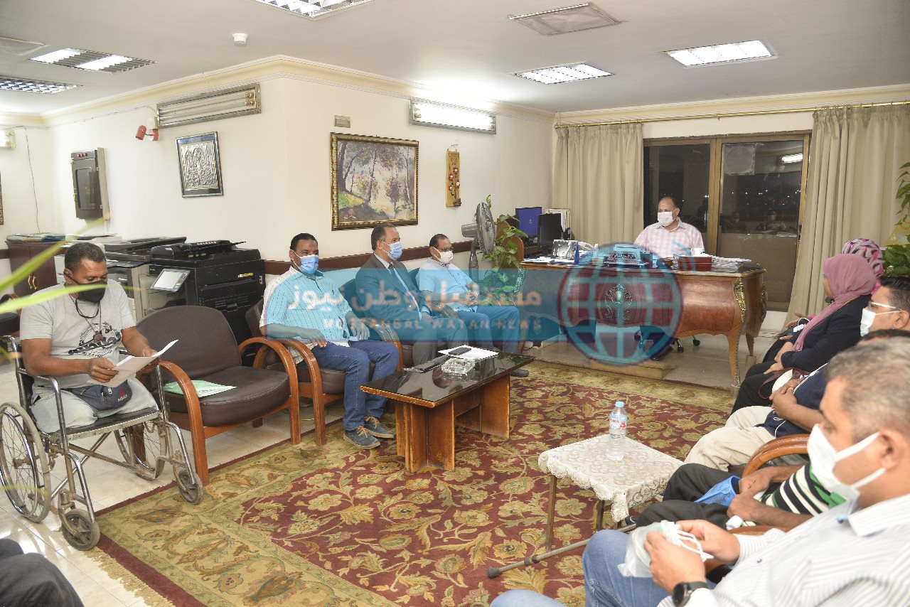 محافظ أسيوط يلتقى بعض الاشخاص ذوى الهمم (4)