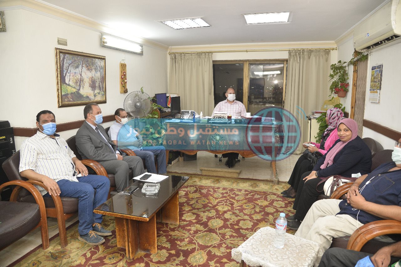 محافظ أسيوط يلتقى بعض الاشخاص ذوى الهمم (1)