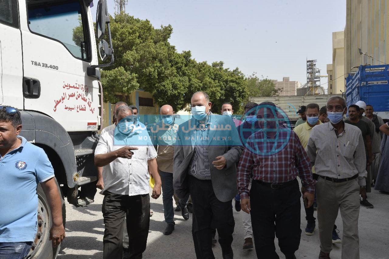 محافظ أسيوط يتفقد صوامع شركة مطاحن مصر الوسطى للتأكد من سلامة الاقماح (14)