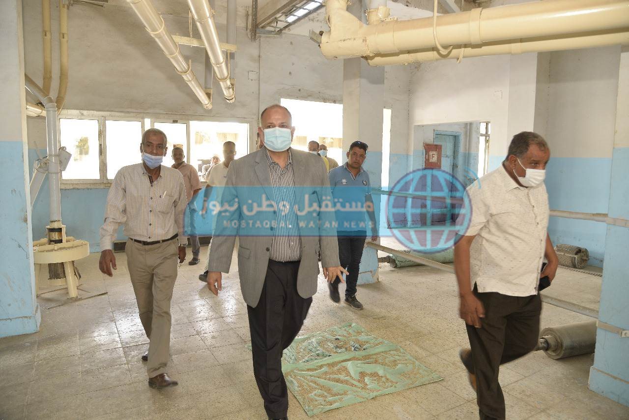 محافظ أسيوط يتفقد صوامع شركة مطاحن مصر الوسطى للتأكد من سلامة الاقماح (8)