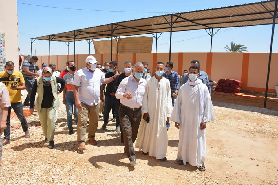 محافظ الوادي الجديد يفتتح المركز التكنولوجي وشادر الخضر والفاكهة بالداخلة (2)