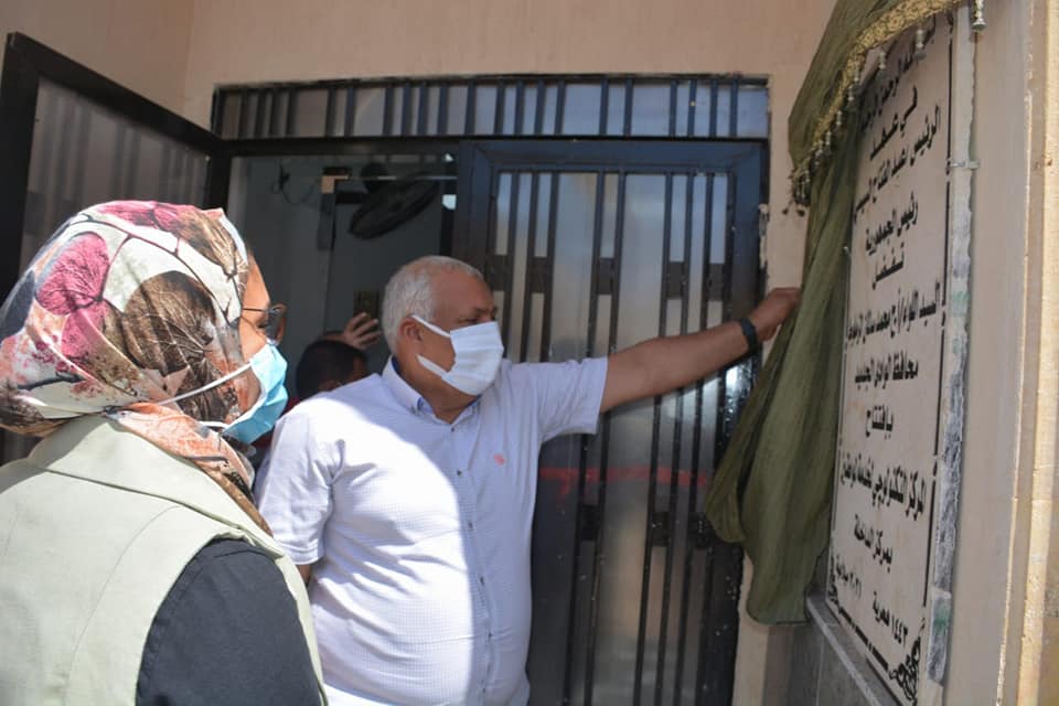 محافظ الوادي الجديد يفتتح المركز التكنولوجي وشادر الخضر والفاكهة بالداخلة (3)