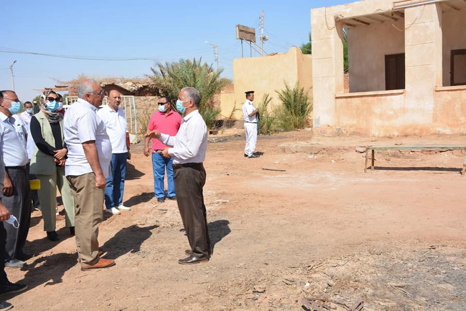 محافظ الوادي الجديد يفتتح المركز التكنولوجي وشادر الخضر والفاكهة بالداخلة (5)