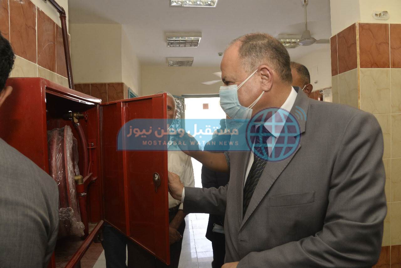 محافظ أسيوط ونائب رئيس جامعة الأزهر يتفقدان سير العمل بالمركز الطبي (5)