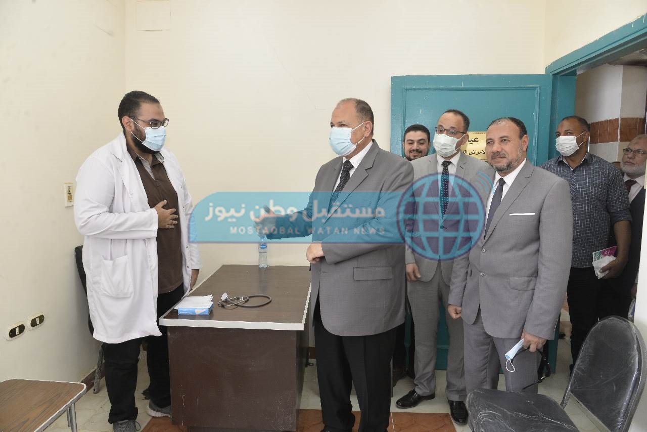 محافظ أسيوط ونائب رئيس جامعة الأزهر يتفقدان سير العمل بالمركز الطبي (8)