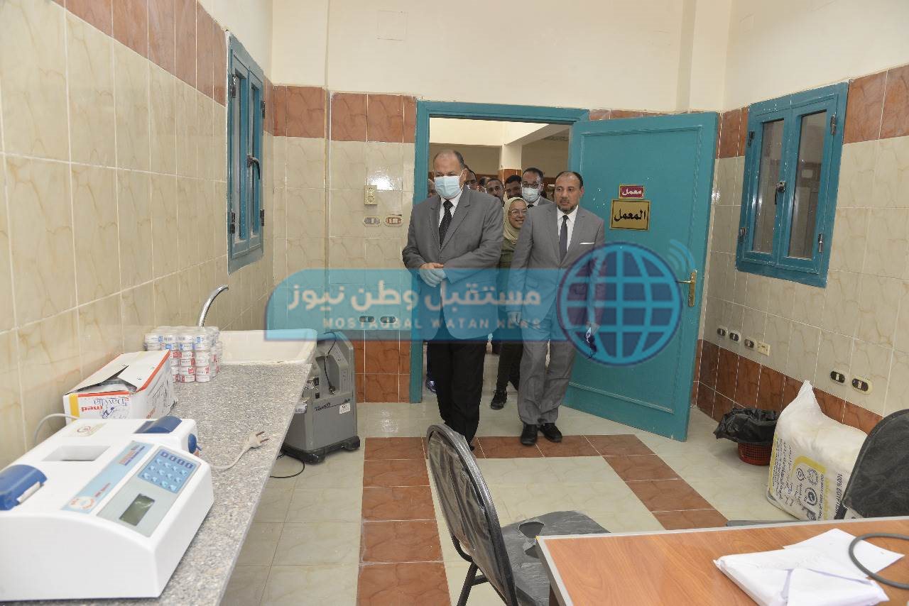 محافظ أسيوط ونائب رئيس جامعة الأزهر يتفقدان سير العمل بالمركز الطبي (9)