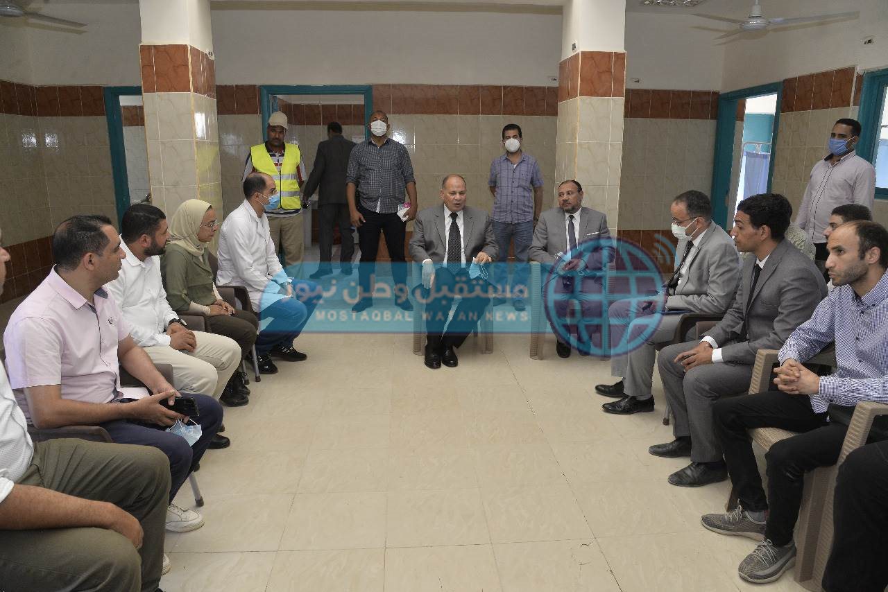 محافظ أسيوط ونائب رئيس جامعة الأزهر يتفقدان سير العمل بالمركز الطبي (11)