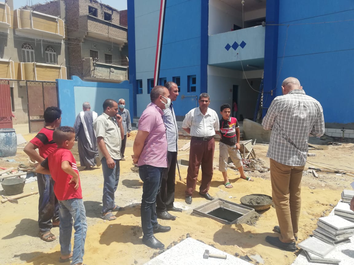 السكرتير المساعد يتفقد تنفيذ مشروعات حياة كريمة بديروط (12)
