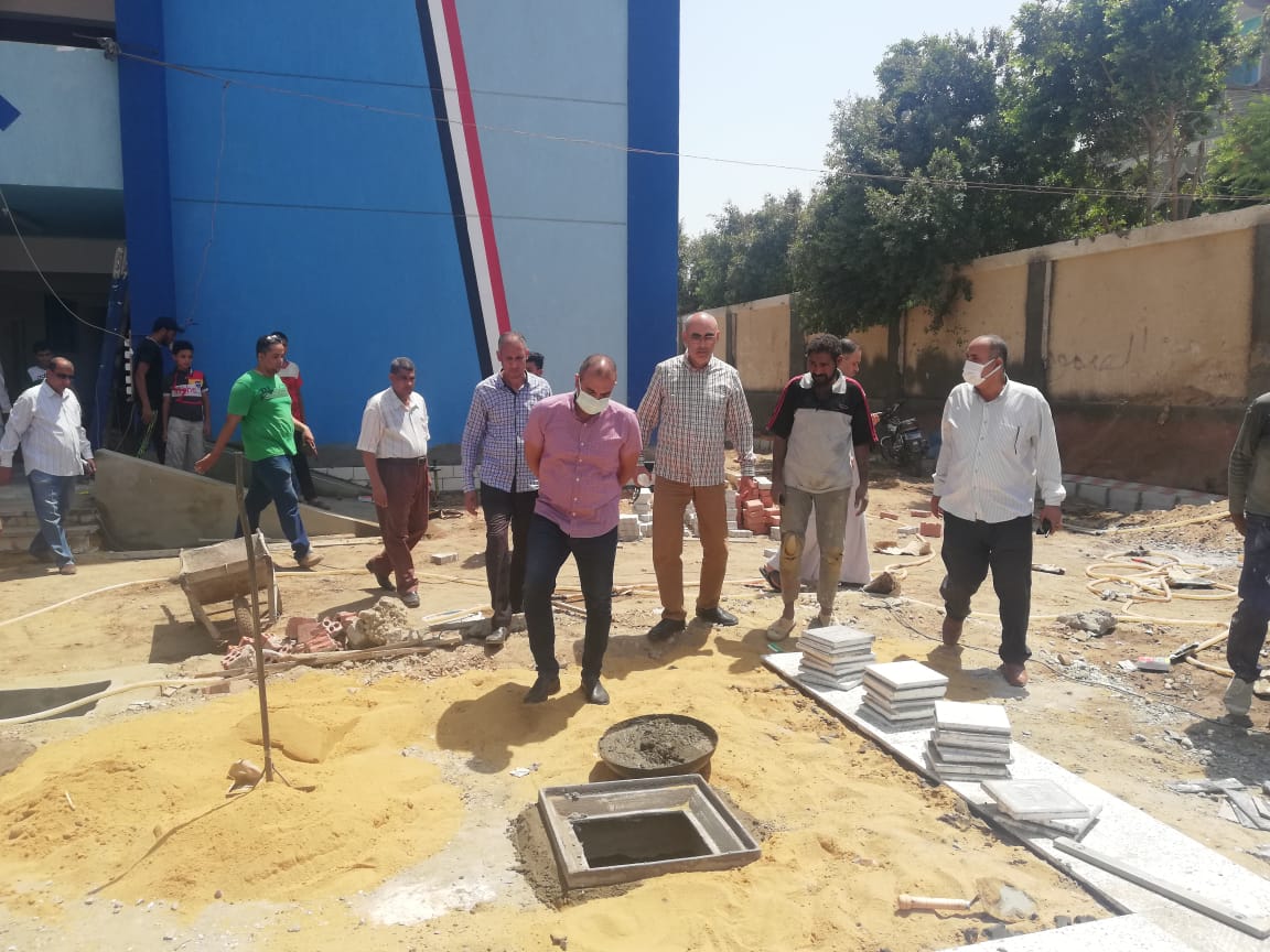 السكرتير المساعد يتفقد تنفيذ مشروعات حياة كريمة بديروط (6)