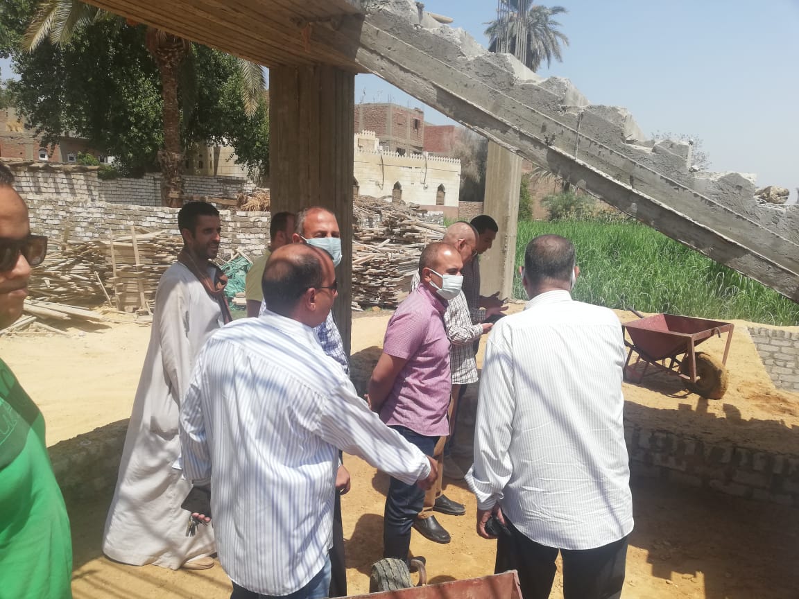 السكرتير المساعد يتفقد تنفيذ مشروعات حياة كريمة بديروط (4)