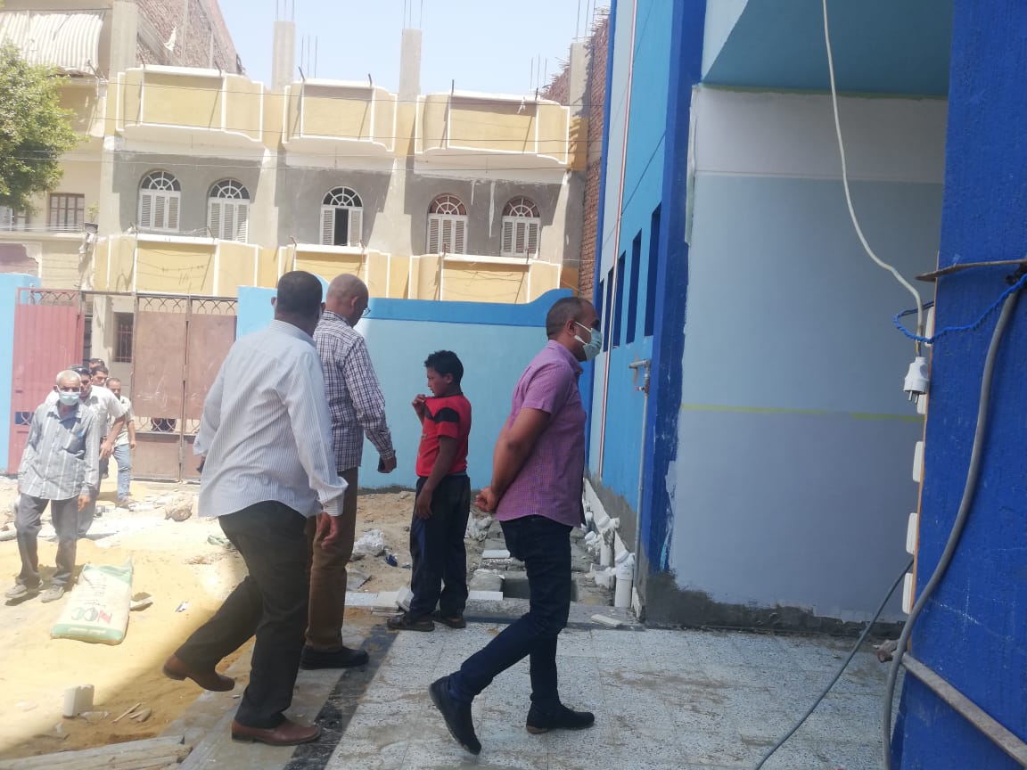 السكرتير المساعد يتفقد تنفيذ مشروعات حياة كريمة بديروط (2)