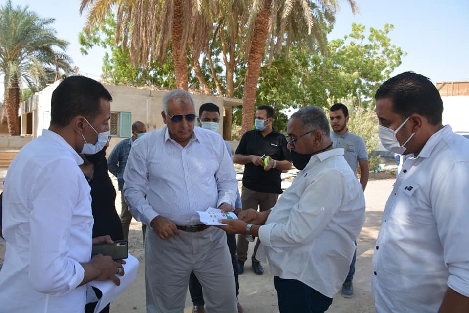محافظ الوادي الجديد يتفقد مشروع تطوير بيوت الطلبة ومبنى معونة بالخارجة (6)