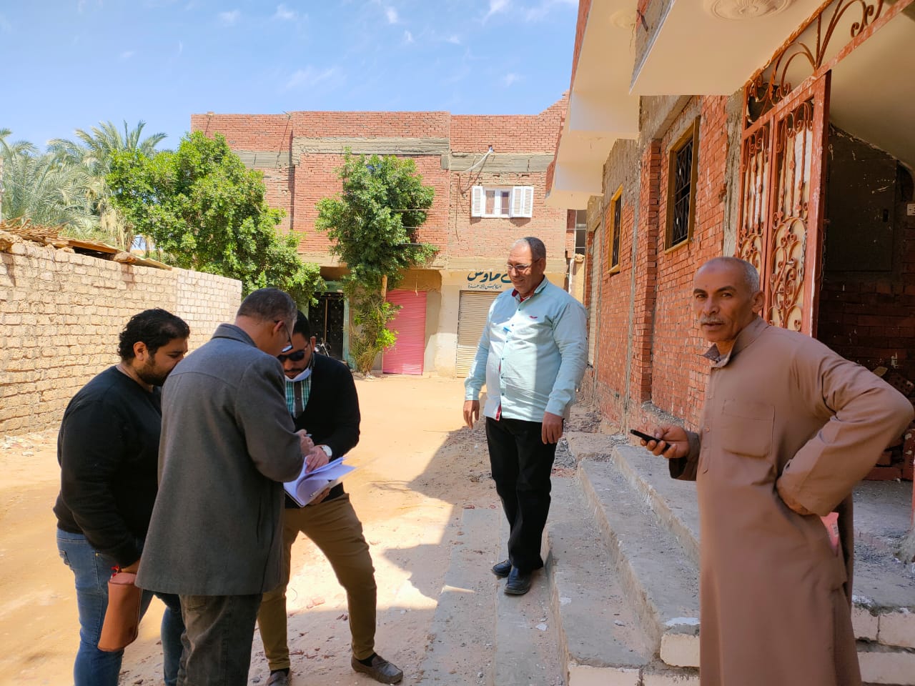 جانب من فحص حالات مخالفات البناء بمركزي الخارجة وباريس (1)
