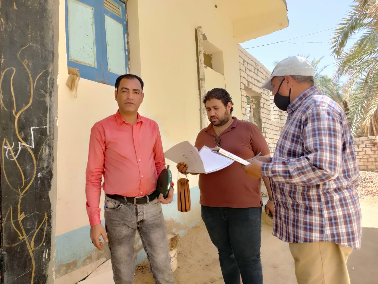 جانب من فحص حالات مخالفات البناء بمركزي الخارجة وباريس (5)