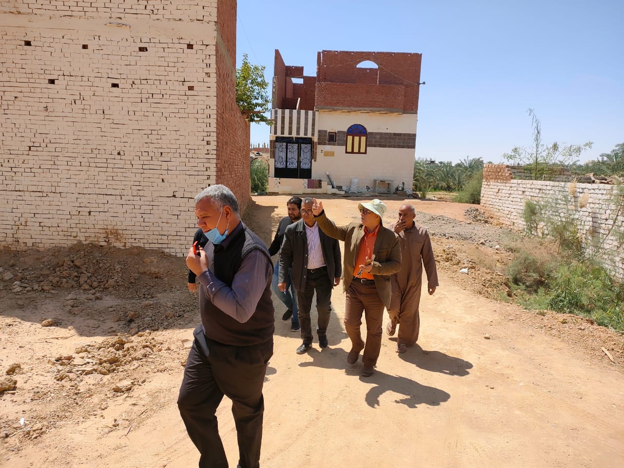 جانب من فحص حالات مخالفات البناء بمركزي الخارجة وباريس (7)