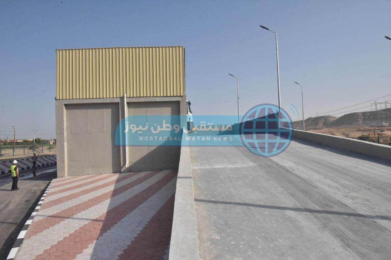محافظ أسيوط يشهد التشغيل التجريبي للمحطة الانتقالية الوسيطة بأبوتيج (3)