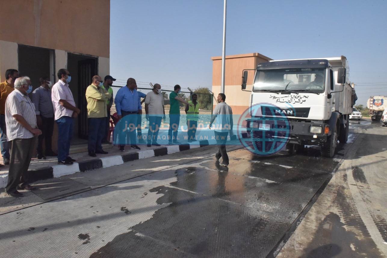 محافظ أسيوط يشهد التشغيل التجريبي للمحطة الانتقالية الوسيطة بأبوتيج (2)