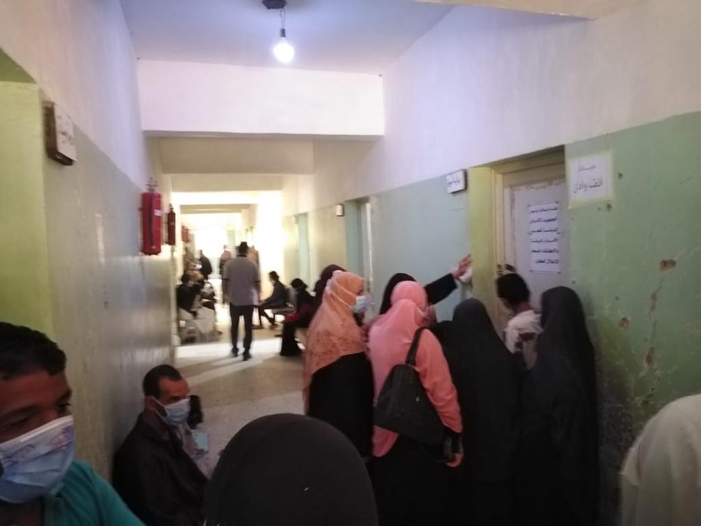 الكشف وصرف الدواء بالمجان لـ169 مواطنا في قافلة طبية بقرى القصر في الوادي الجديد (2)