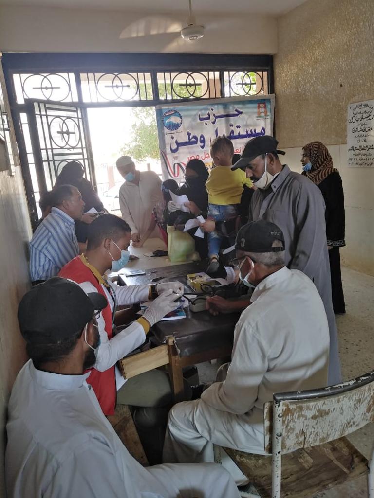 الكشف وصرف الدواء بالمجان لـ169 مواطنا في قافلة طبية بقرى القصر في الوادي الجديد (3)