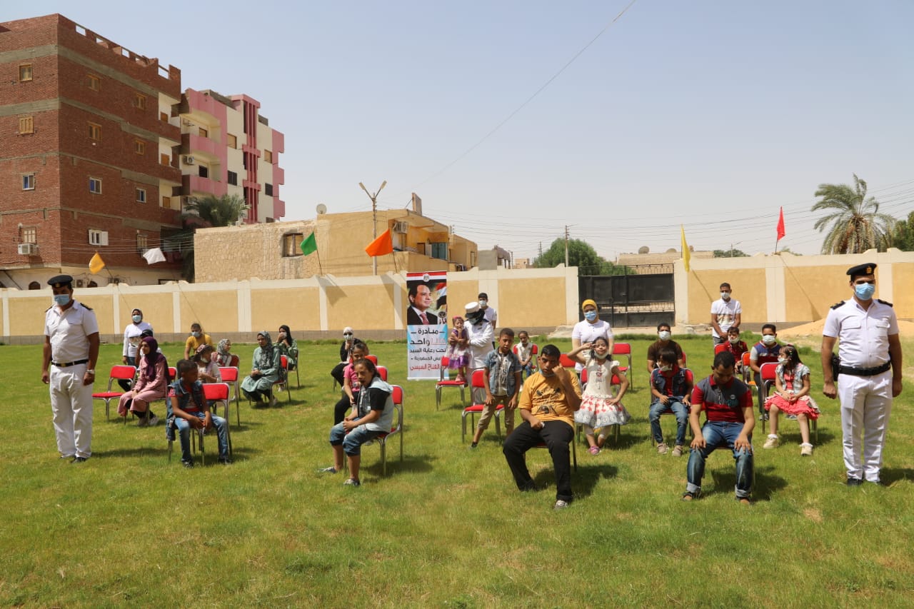 أمن الوادي الجديد يوزع حقائب مدرسية للاطفال ذوي الهمم (1)
