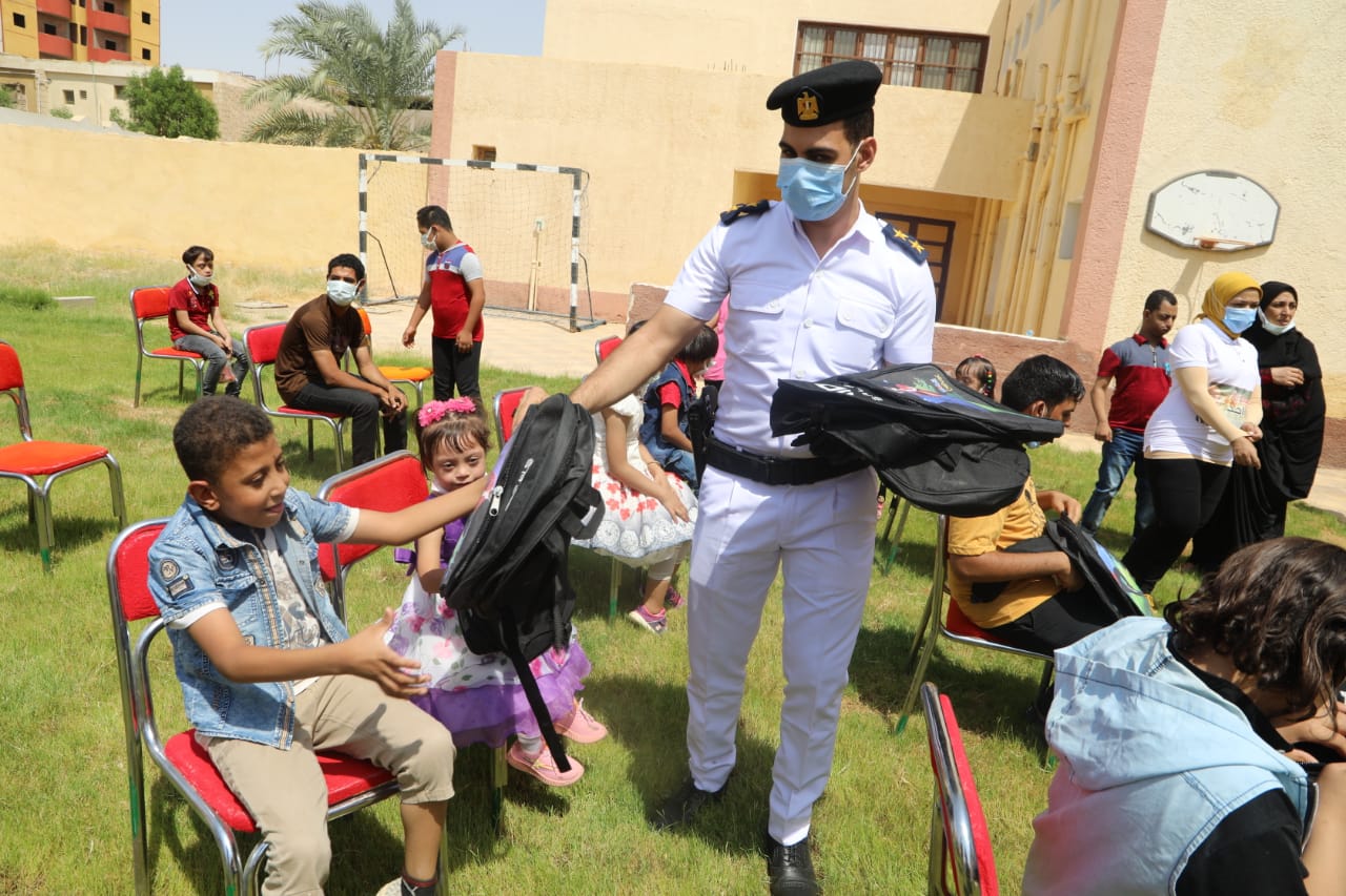 أمن الوادي الجديد يوزع حقائب مدرسية للاطفال ذوي الهمم (2)