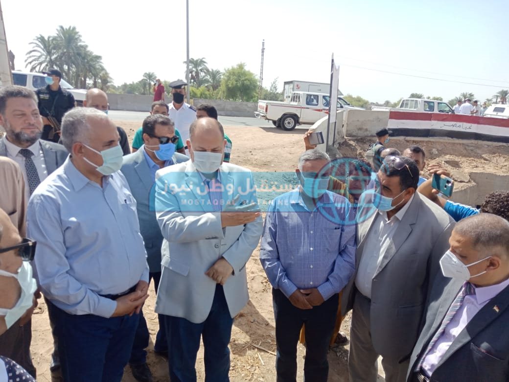 وزير الري ومحافظ أسيوط يتفقدان تبطين الترعة (9)