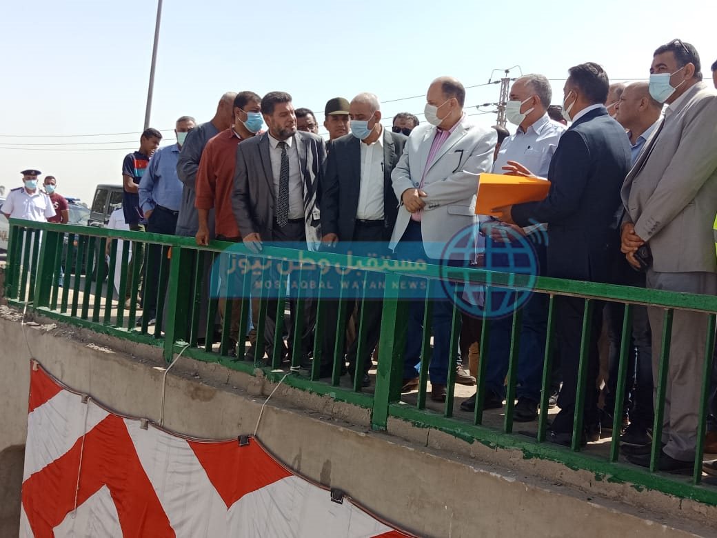 وزير الري ومحافظ أسيوط يتفقدان تبطين الترعة (6)