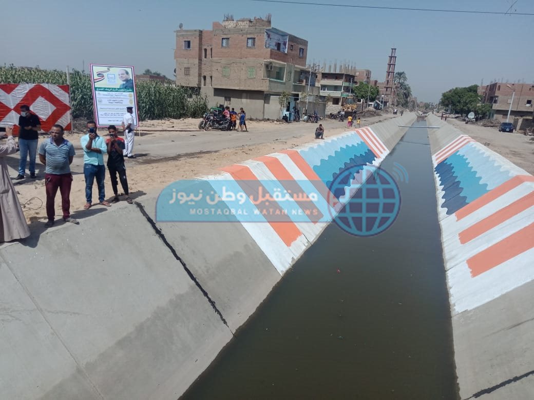 وزير الري ومحافظ أسيوط يتفقدان تبطين الترعة (3)