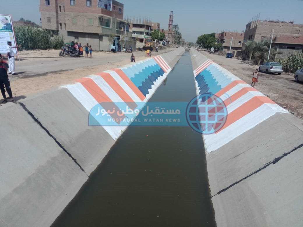 وزير الري ومحافظ أسيوط يتفقدان تبطين الترعة (5)