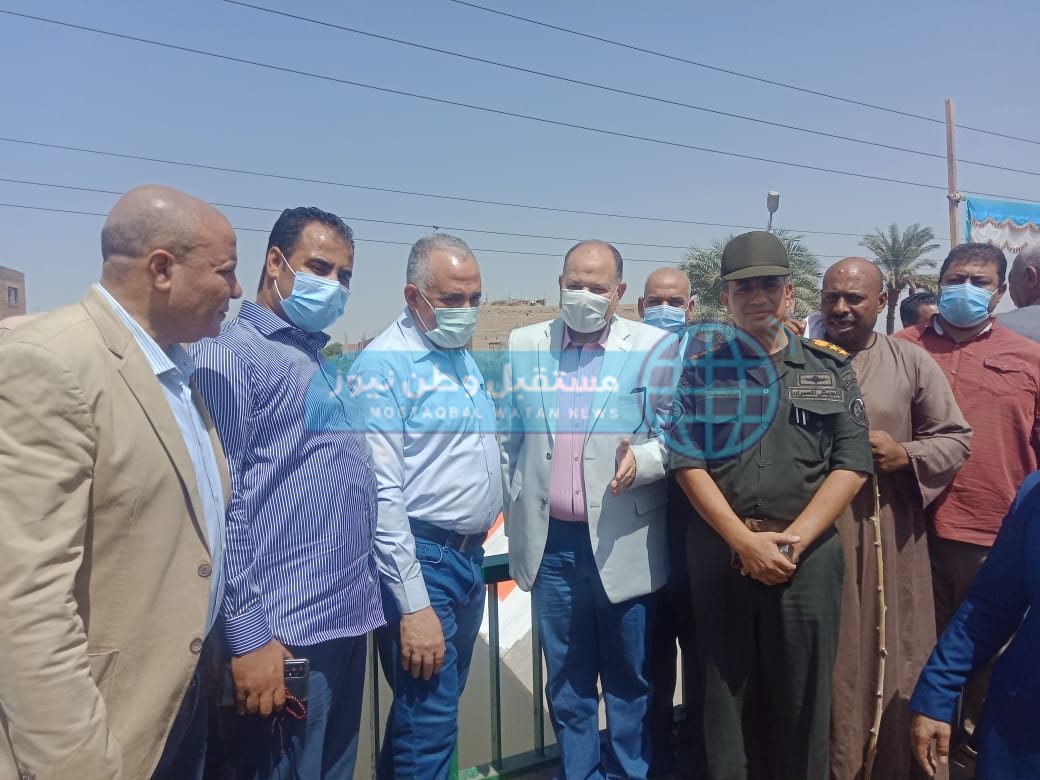 وزير الري ومحافظ أسيوط يتفقدان تبطين الترعة (1)