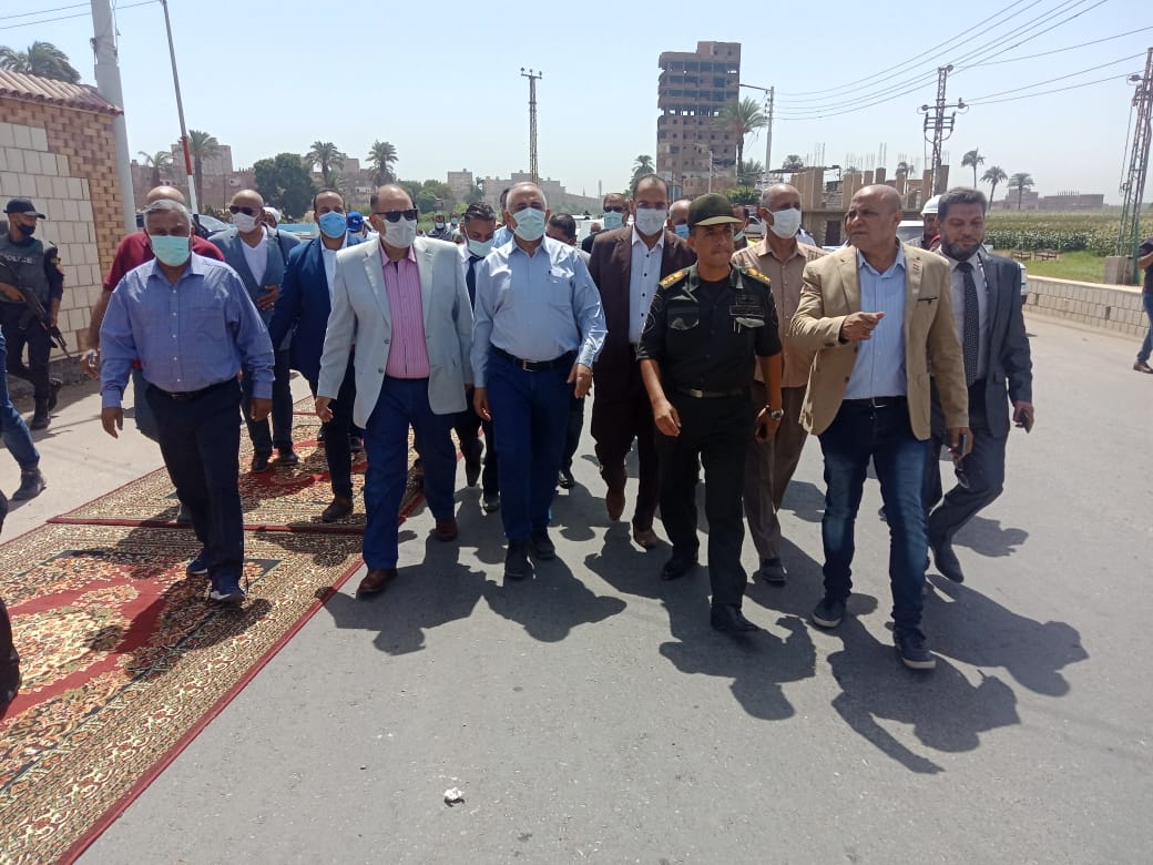 جولة وزير الري ومحافظ أسيوط ـ تبطين الترع (9)