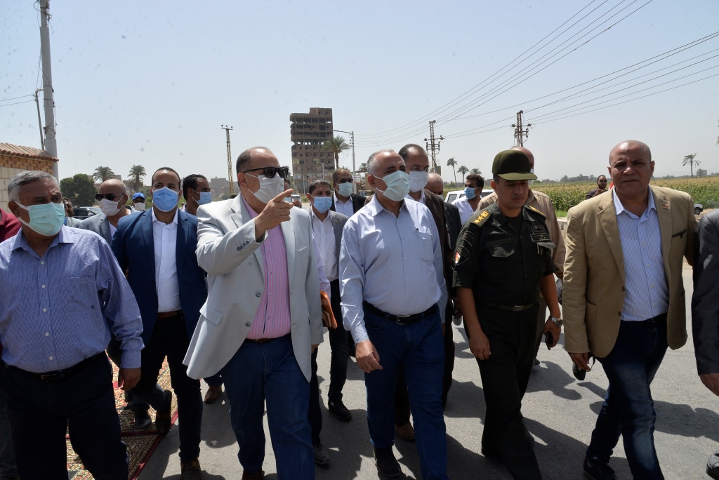 وزير الري ومحافظ أسيوط يفتتحان مشروع كوبري الكيلو 149 على الترعة السوهاجية بأبوتيج (9)