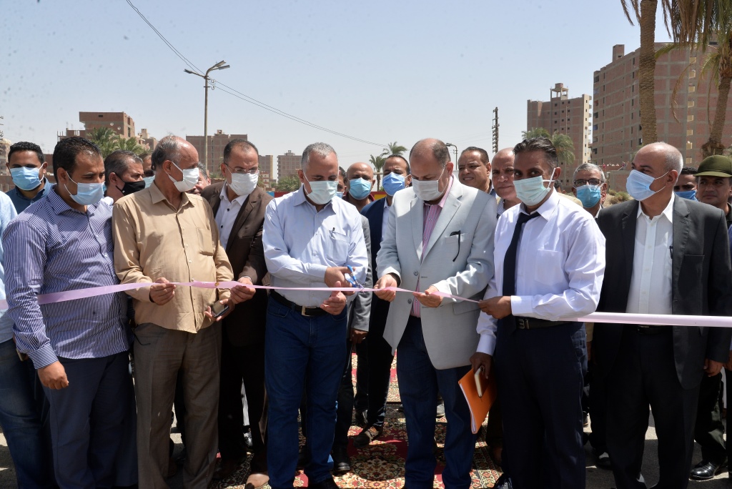وزير الري ومحافظ أسيوط يفتتحان مشروع كوبري الكيلو 149 على الترعة السوهاجية بأبوتيج (1)