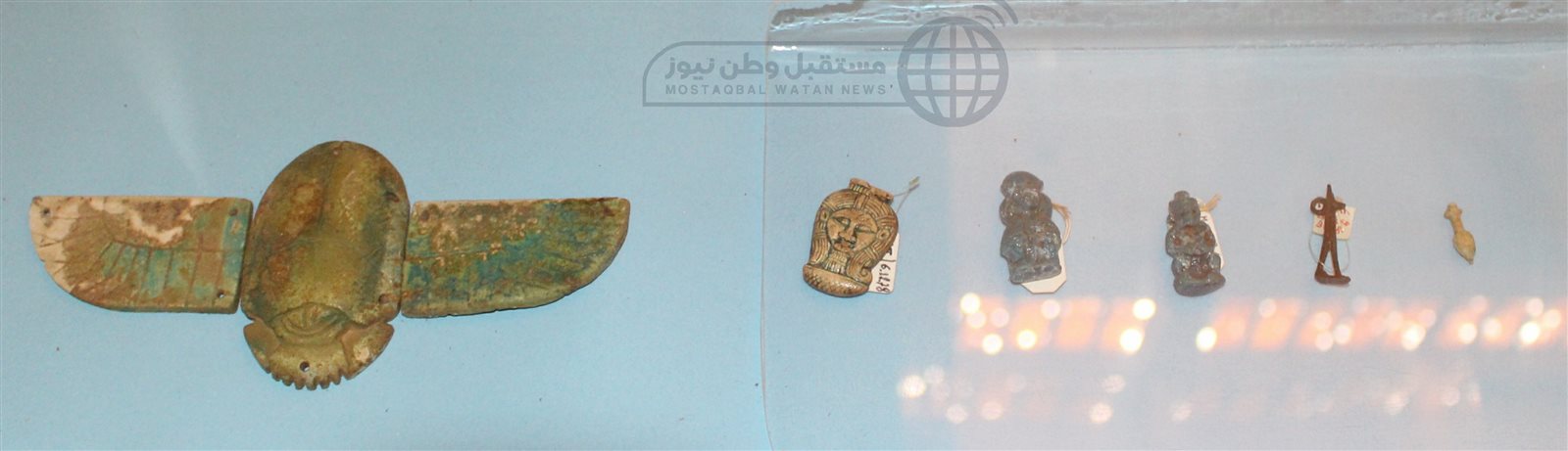 الجعران بجواره تمائم عليها طلاسم متنوعة