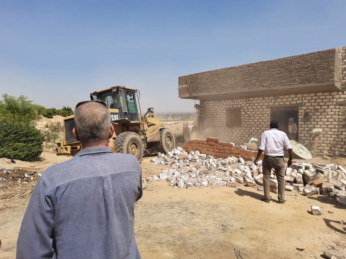 السكرتير المساعد يتابع إزالة 20 حالة تعدي بمركزي الغنايم وأسيوط (2)
