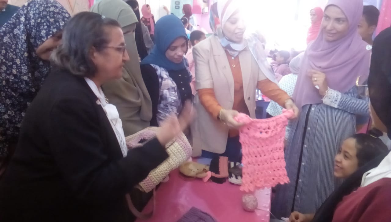 قومي المرأة يختتم حملة طرق الأبواب في الوادي الجديد (2)