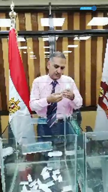 رئيس مركز الخارجة يجري قرعة محلات تجارية بالداخلة (1)