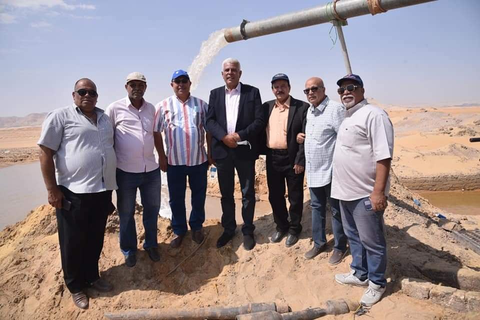 تفجير بئر زراعي لأرض الزراعيين بالخارجة