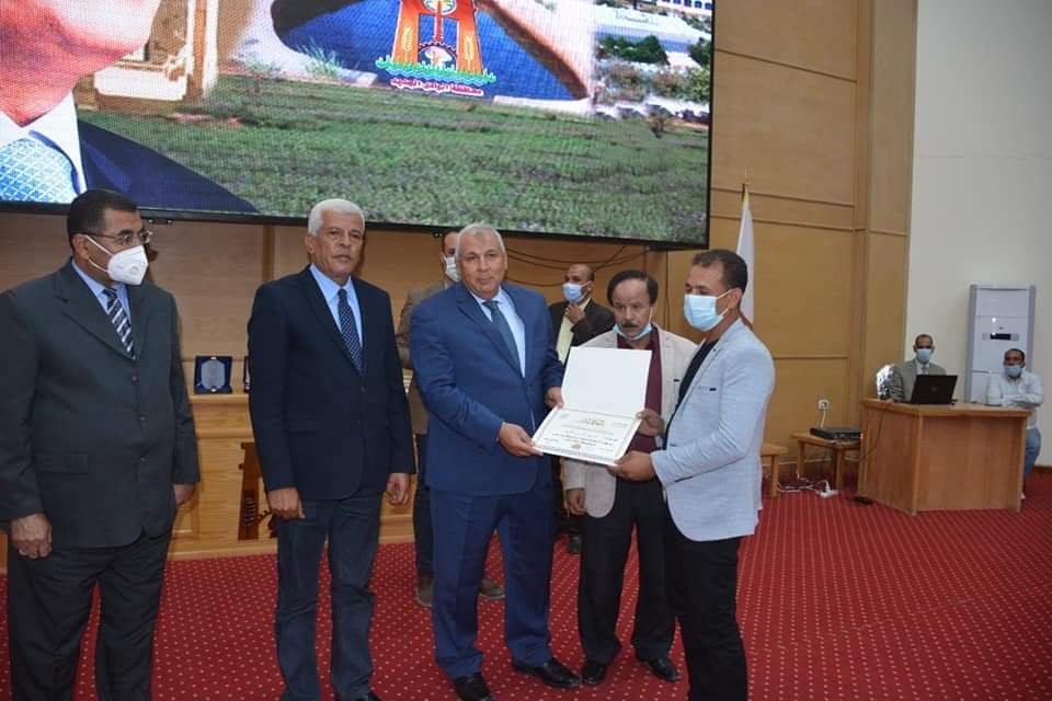 تكريم عدد من الزراعيين بالوادي الجديد (3)