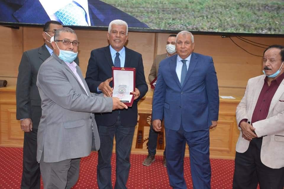 تكريم عدد من الزراعيين بالوادي الجديد (4)