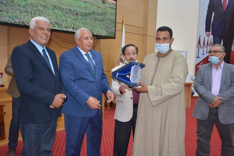 تكريم عدد من الزراعيين بالوادي الجديد (5)