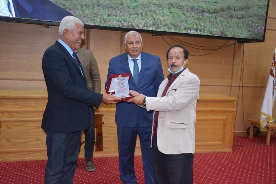 تكريم نقيب الزراعيين بالوادي الجديد