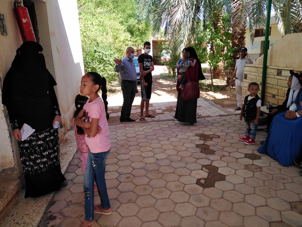 الكشف وصرف الدواء بالمجان لـ103 مواطنا في قافلة طبية بالوادي الجديد (3)