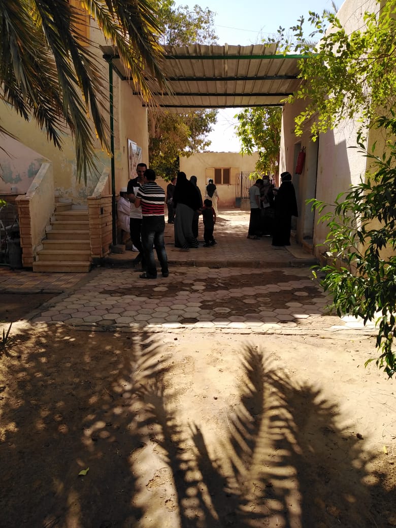 الكشف وصرف الدواء بالمجان لـ103 مواطنا في قافلة طبية بالوادي الجديد (5)