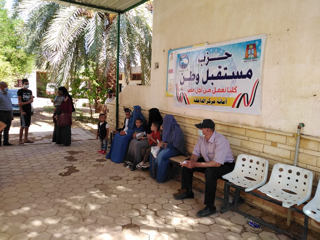 الكشف وصرف الدواء بالمجان لـ103 مواطنا في قافلة طبية بالوادي الجديد (7)