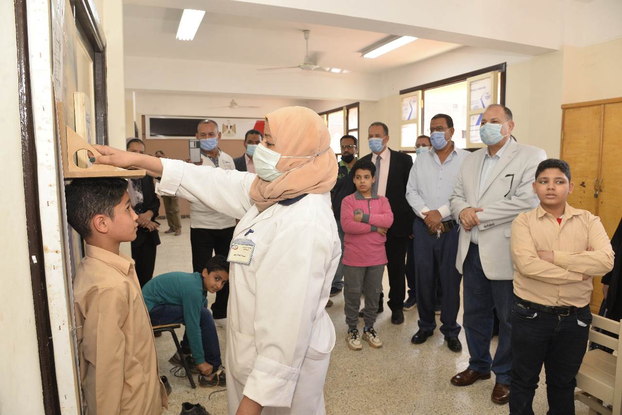 محافظ أسيوط يتفقد المبادرة الرئاسية للكشف عن أمراض السمنة وقصر القامة (4)