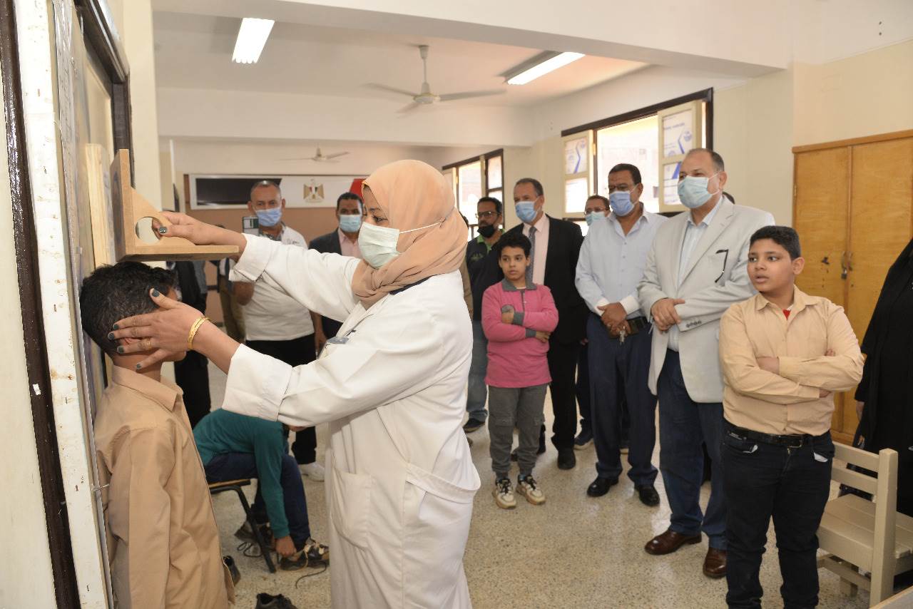 محافظ أسيوط يتفقد المبادرة الرئاسية للكشف عن أمراض السمنة وقصر القامة (2)