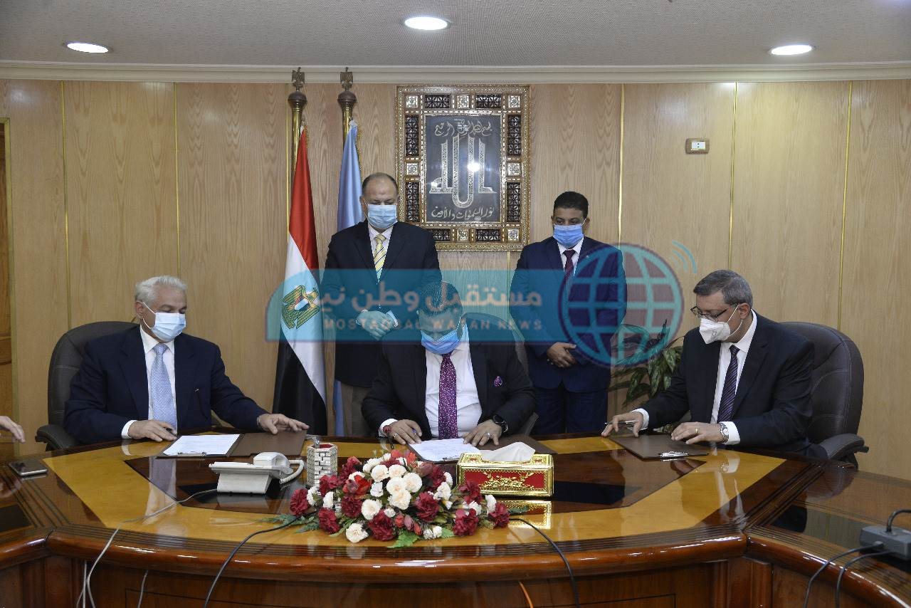 محافظ أسيوط يشهد توقيع بروتوكول التعاون بين المجلس الاقليمى للصحة النفسية (3)