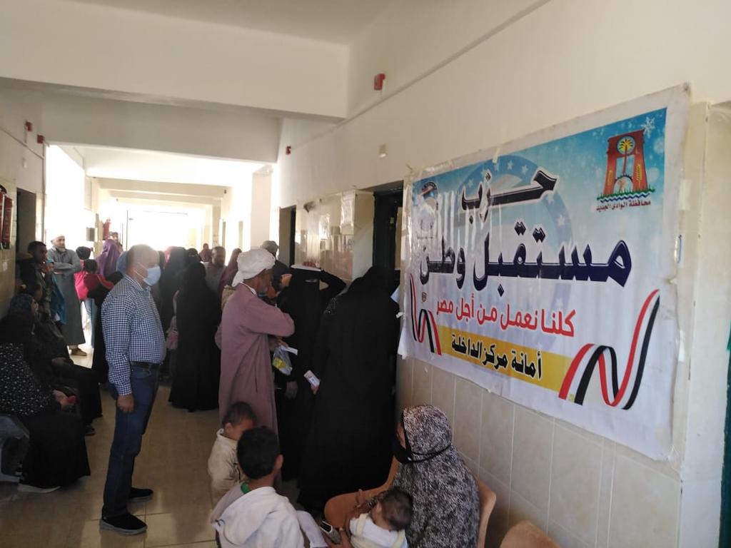 قافلة طبية لقرية غرب الموهوب بمركز الداخلة (5)