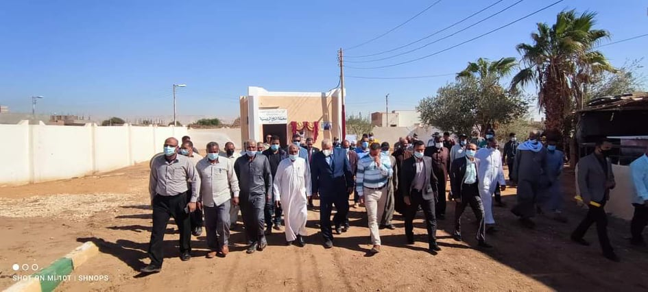 محافظ الوادي الجديد يفتتح وحدة طاقة شمسية بقرية البشندي بتكلفة 340 ألف جنيه (1)